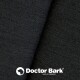 Nahaufnahme eines dunkel strukturierten Stoffes mit weißem „Doctor Bark Made in Germany“-Logo und Hundesilhouette