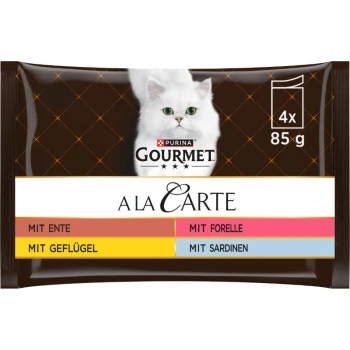 Purina Gourmet A La Carte Katzenfutterverpackung mit einer weißen Katze, mit Geschmacksrichtungen: mit Ente, mit Forelle, mit Geflügel, mit Sardinen.