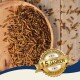 Eine Holzschüssel mit getrockneten Mehlwürmern auf einer Holzoberfläche, mit verstreuten Mehlwürmern und einem Abzeichen mit der Aufschrift "Beste Qualität" und "10 Jahre."
