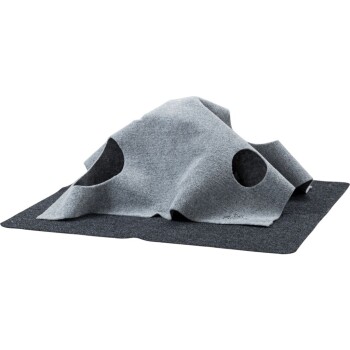 Graue Haustierdecke mit Löchern, über einer dunkelgrauen Matte drapiert, entworfen für den Komfort und das Spiel von Haustieren.