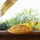 Eine Holzschüssel mit goldenem Haustierfutter auf einer Holzoberfläche, umgeben von grünen Pflanzen und bunten Blumen, mit einem 'PREMIUM' goldenen Banner.