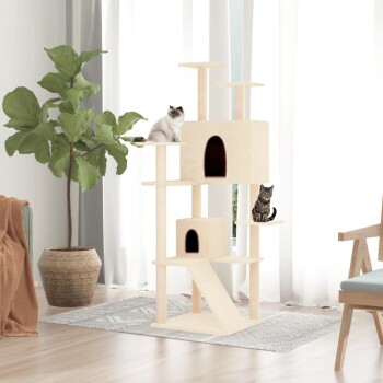 Ein beiger Kratzbaum mit Ebenen und einem Versteck, mit einer flauschigen weißen Katze oben und einer getigerten Katze unten, mit Zimmerpflanzen.