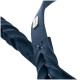 Nahaufnahme eines geflochtenen marineblauen Leder-Haustierhalsbands mit einem kleinen metallischen Anhänger, das aufwendige Nähdetails zeigt.