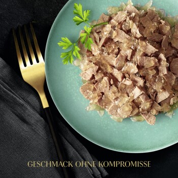 Ein Teller mit Haustierfutter, der fein gehacktes Fleisch in Gelee zeigt, garniert mit einem Zweig Petersilie, mit dem Text "GESCHMACK OHNE KOMPROMISSE" darunter.
