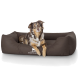 Ein braunes Hundebett mit einem Hund, der darauf liegt, mit dem Logo 'KNUFFELW', das prominent auf der Vorderseite angezeigt wird.