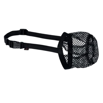 Muselière en mesh noir pour chien avec des sangles ajustables et une boucle à dégagement rapide, conçue pour le confort et la sécurité.