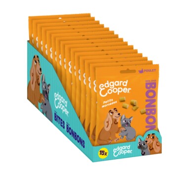 Une boîte de présentation de friandises pour chiens Edgard Cooper, comprenant 15 paquets orange étiquetés 'BONBONS' avec des illustrations d'un teckel et d'un chien gris.