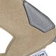 Close-up van een tan en grijze huisdierharnas met witte stiksel, met een label dat 'PetOne' leest.