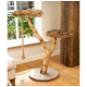 Katzenbaum aus natürlichem Holz mit zwei pelzigen Plattformen und einem Sisal-Seil zum Kratzen, in einem hellen Raum mit Holzboden.
