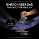 Hand streut Purina Pro Plan-Beutel über Hundefutter; Text: 'EINFACH ÜBER DAS HUNDEFUTTER STREUEN', '1 BEUTEL PRO TAG'.