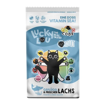 Eine wiederverschließbare "Lucky Lou" Katzenfuttertüte zeigt eine cartoonhafte schwarze Katze und hebt Vorteile hervor: "Vitamin Sea," "Getreidefrei," und "Kein Zuckerzusatz."