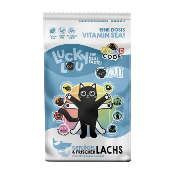 Eine wiederverschließbare "Lucky Lou" Katzenfuttertüte zeigt eine cartoonhafte schwarze Katze und hebt Vorteile hervor: "Vitamin Sea," "Getreidefrei," und "Kein Zuckerzusatz."