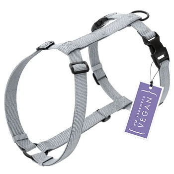Graues Haustiergeschirr mit verstellbaren Riemen und schwarzen Schnallen, mit einem Etikett, das "PETA Approved Vegan" liest.