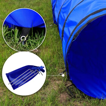 Blauer Haustiertunnel mit schwarzem Rand, der eine Nahaufnahme eines Ösenschraubs und von Heringen zeigt, um ihn am Boden zu sichern.