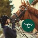 Ein Reiter in Reitkleidung interagiert sanft mit einem braunen Pferd, mit einem runden grünen Etikett, das "Doping-frei" deutlich anzeigt.