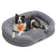 Ein Hund, der ein oranges Halstuch trägt, ruht sich bequem auf einem plüschigen grauen Haustierbett aus, das seinen weichen Stoff und sein gemütliches Design zeigt.