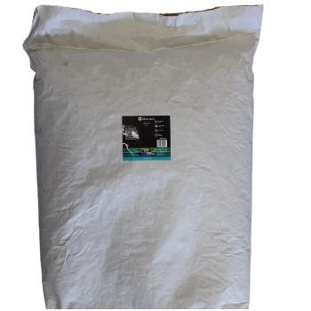 Eine große, weiße Papiertüte mit Haustierfutter mit einem schwarzen Etikett, das den Markennamen "Siberman" und Produktdetails zeigt.