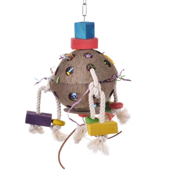 Buntes Vogelspielzeug aus Kokosnussschale, mit Löchern, Seilen und Holzblöcken in verschiedenen Farben, die von einer Kette hängen.