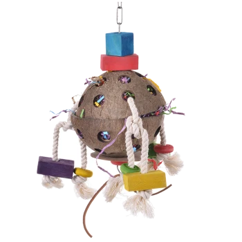Buntes Vogelspielzeug aus Kokosnussschale, mit Löchern, Seilen und Holzblöcken in verschiedenen Farben, die von einer Kette hängen.