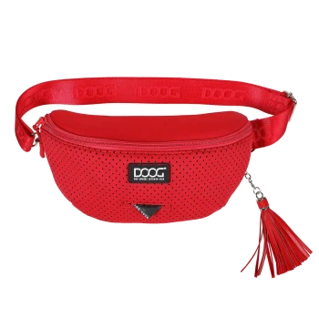 Rote Haustier-Hüfttasche mit perforiertem Design, mit einem Reißverschluss, einem Quastenanhänger und einem Logo-Patch, auf dem "DOOG" steht.