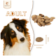 Ein brauner Hund mit einem neugierigen Ausdruck neben einem Haustierfutterpaket, das mit "THUNFISCH" beschriftet ist, und einer Fütterungsempfehlungstabelle auf Deutsch.