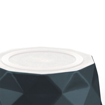 Eine Nahaufnahme eines geometrischen, dunkelblauen Haustierfutterbehälters mit einem weißen Deckel, der sein modernes Design zeigt.