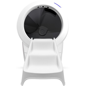 Weiße automatische Katzenstreuschüssel mit einer runden Öffnung und einer Rutsche, die nach innen führt, entworfen für einfachen Zugang und Reinigung.