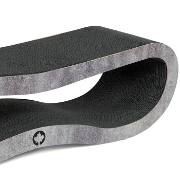 Stylischer schwarzer und grauer Kratzbaum für Katzen mit modernem Wellen-Design, mit einem Ahornblatt-Logo an der Seite.