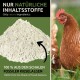 Natürliches Haustierprodukt: hellfarbiges Pulver mit der Aufschrift "Nur natürliche Zutaten" und "100% aus fossilen Kieselalgen-Schalen", neben einem braunen Huhn.