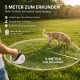 Eine Person, die einen braunen, lockigen Hund an der Leine führt, mit einer Nahaufnahme einer ausziehbaren Leine, die einen Stop- und einen kontinuierlichen Stop-Knopf zeigt.