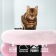 Eine Bengal-Katze mit grünen Augen sitzt auf pastellfarbenen Haustierbetten, die für Stabilität, Umweltfreundlichkeit, ergonomisches Design und fairen Handel gekennzeichnet sind.