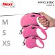 Une main tenant une laisse rétractable pour chien Flexi rose, avec trois tailles (XS, S, M) affichées à côté, étiquetées en texte gris.