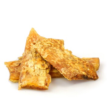 Ein Haufen knuspriger, goldbrauner Hundeleckerlis, die dicken, unregelmäßig geformten Chips ähneln, auf einem weißen Hintergrund.