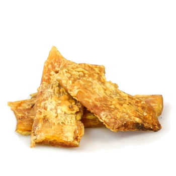 Ein Haufen knuspriger, goldbrauner Hundeleckerlis, die dicken, unregelmäßig geformten Chips ähneln, auf einem weißen Hintergrund.