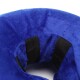 Blauer, plüschiger Erholungs-Halskragen für Haustiere mit weicher Textur und schwarzen verstellbaren Riemen, entworfen für Komfort und Unterstützung.