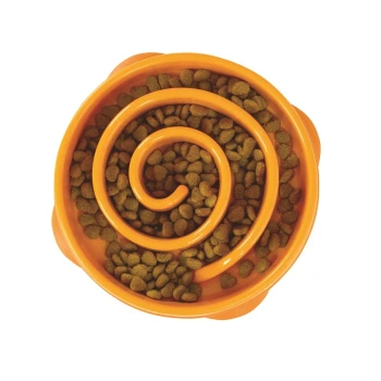 Eine orange spiralförmige Haustierfutterschüssel, gefüllt mit trockenem Futter, von oben betrachtet.