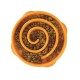 Eine orange spiralförmige Haustierfutterschüssel, gefüllt mit trockenem Futter, von oben betrachtet.