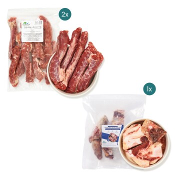 Rohe Haustierfutterartikel, einschließlich zwei vakuumverpackten Fleischpaketen und einer Schüssel mit rohen Knochen, gekennzeichnet mit "Rinderknie (2 Stück)."