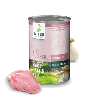 Eine Dose BALDÜN Hundefutter mit einem rosa Etikett, auf dem "Viel Fleisch" und "Putenfleisch" steht, neben rohem Putenfleisch und Pilzen.