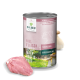 Eine Dose BALDÜN Hundefutter mit einem rosa Etikett, auf dem "Viel Fleisch" und "Putenfleisch" steht, neben rohem Putenfleisch und Pilzen.
