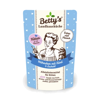 Die Verpackung des Katzenfutters von Betty's Landhausküche zeigt ein blaues Herzdesign und hebt "Hühnchen mit Rind & Lachöl" für Kätzchen von 2-12 Monaten hervor.