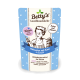 Die Verpackung des Katzenfutters von Betty's Landhausküche zeigt ein blaues Herzdesign und hebt "Hühnchen mit Rind & Lachöl" für Kätzchen von 2-12 Monaten hervor.