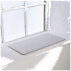 Eine graue Filz-Haustiermatte auf einer weißen Fensterbank, mit natürlichem Licht, das durch ein Fenster im Hintergrund strömt.