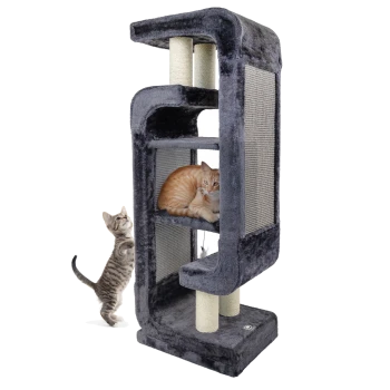 Ein grauer Katzenbaum mit zwei Kratzsäulen und drei Ebenen, mit einer getigerten Katze, die auf dem mittleren Regal liegt, und einem verspielten Kätzchen an der Basis.