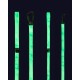 Ein Set leuchtend grüner Hundeleinen, die vor einem dunklen Hintergrund präsentiert werden, mit einem Karabinerclip und einem strukturierten Griff.