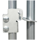 Nahaufnahme eines silbernen Metallverschlussmechanismus, der an zwei vertikalen Metallpfosten befestigt ist, entworfen zur Sicherung von Toren oder Gehegen.