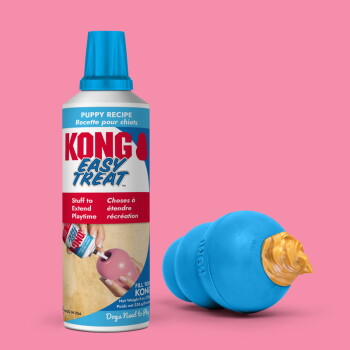 Tubka KONG Easy Treat Puppy Recipe obok niebieskiego KONGa wypełnionego przysmakiem o kolorze masła orzechowego.