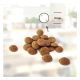 Haufen runder brauner Tierfutter-Kroketten mit gezeichnetem Kreis und Pfeil, beschriftet '8 mm', der die Größe angibt.