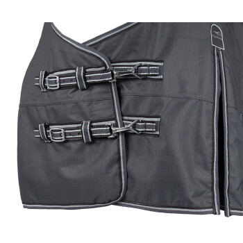 Graue Pferde-Decke mit verstellbaren Schnallen und Riemen, mit einem eleganten Design und einem Logo-Patch in der oberen linken Ecke.