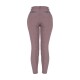 Rückansicht von enganliegenden, hoch taillierten Reitleggings in Mauve, mit perforierten Einsätzen und dekorativen Taschen.